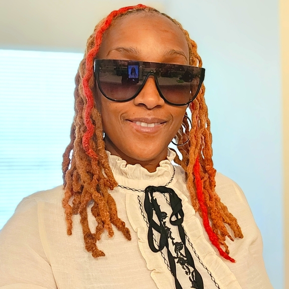 Meet your Posher, Lisa - Picture 1 of 1